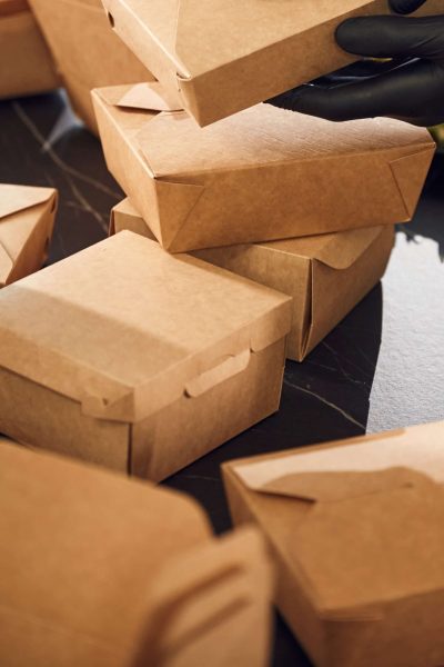 man-is-packing-food-into-paper-eco-boxes-indoors-restaurant (1) man-is-packing-food-into-paper-eco-boxes-indoors-restaurant (1)